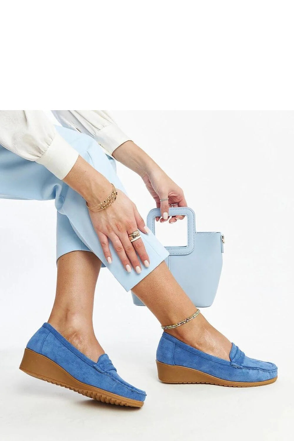 mocassins femme suède bleu roi talon compensé moyen semelle gomme marron crantée slipon penny loafer surpiqûres apparentes confort