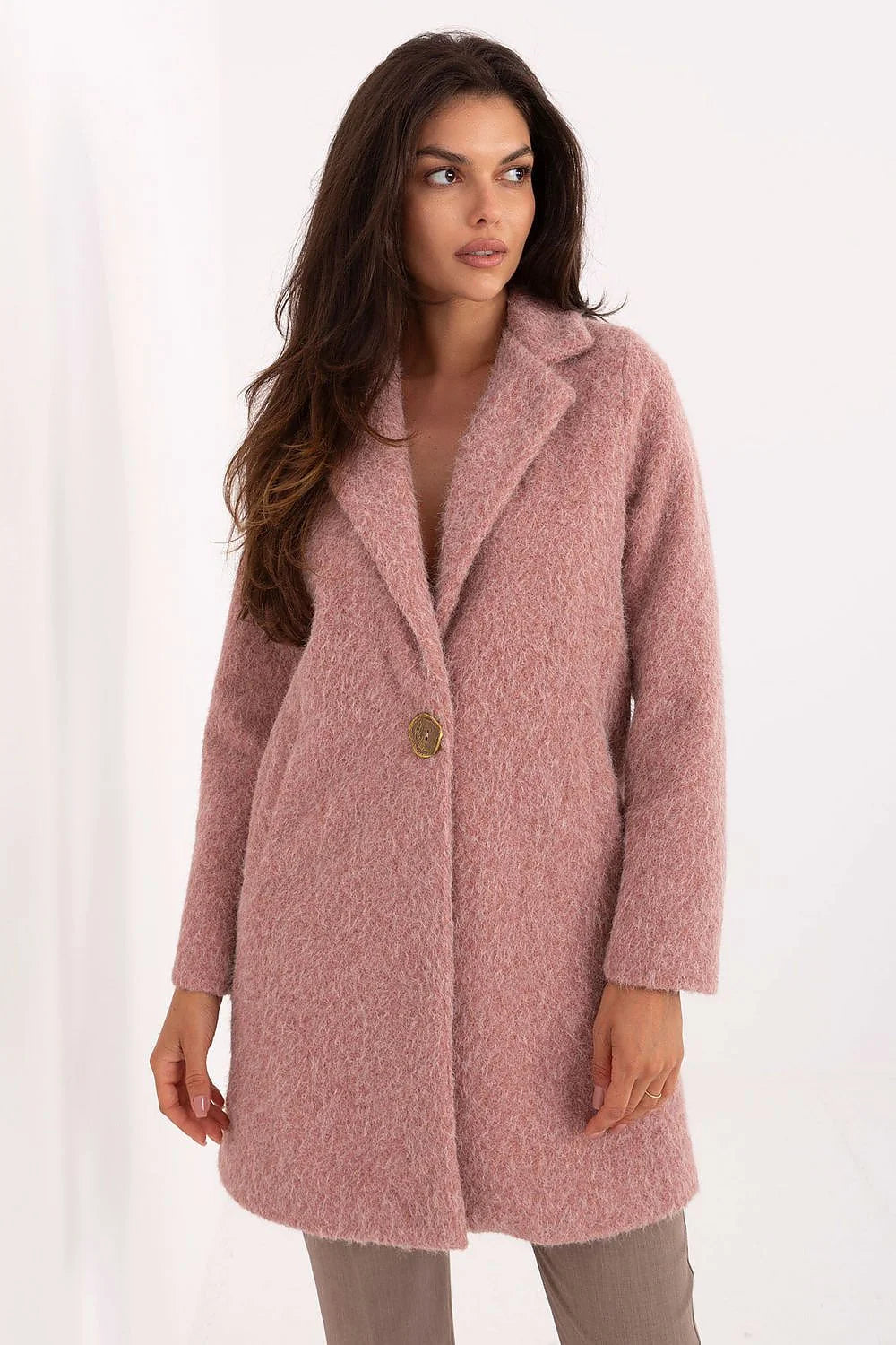 manteau long mi cuisse coupe droite oversize col cranté bouton doré tissu bouclé duveteux rose poudré doublure poches fonctionnelles