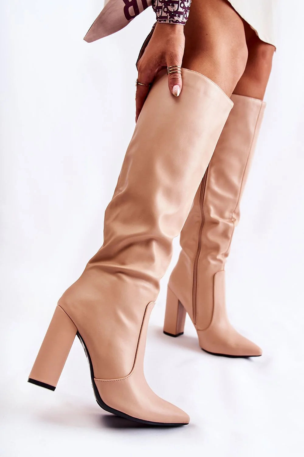 bottes hautes talon colonne simili cuir bout pointu tige froncée fermeture éclair contrefort renforcé semelle antidérapante silhouette fuselée minimaliste élégante