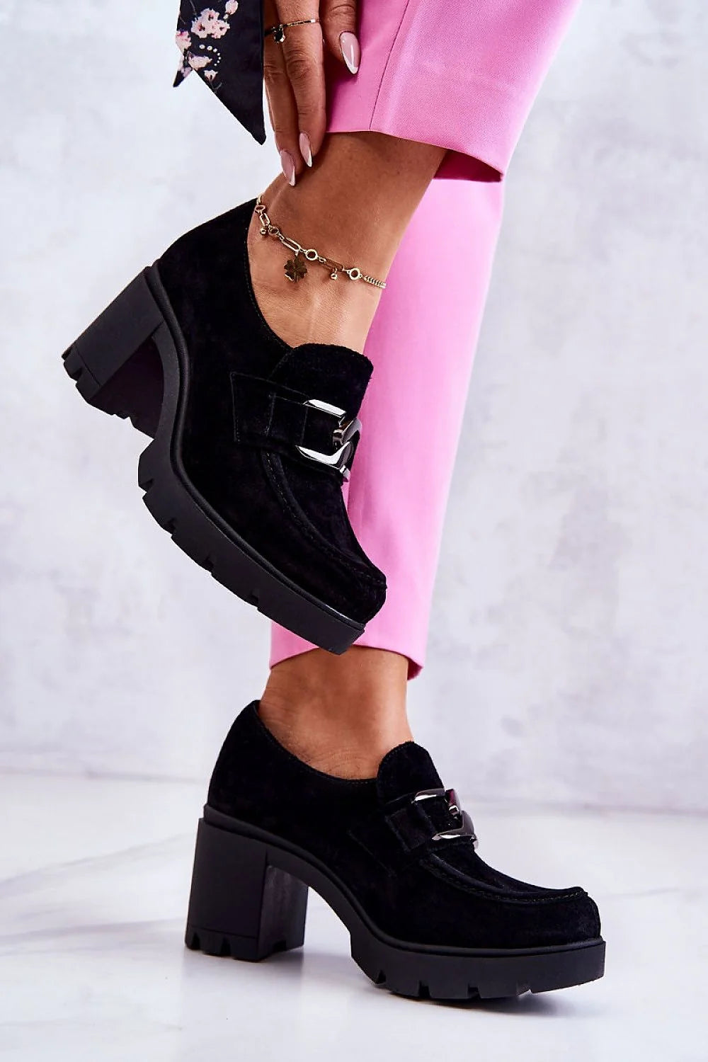 Chaussures à talons hauts pour femmes design moderne audacieux suède noire métal argenté semelle caoutchouc boucle ornementale chaîne dorée