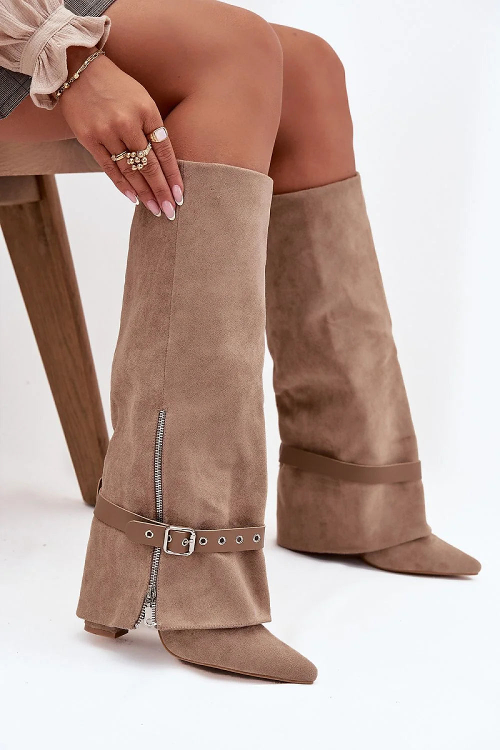 bottes hautes femme suède taupe effilée bout pointu talon carré bas chic confortable tige souple froncée