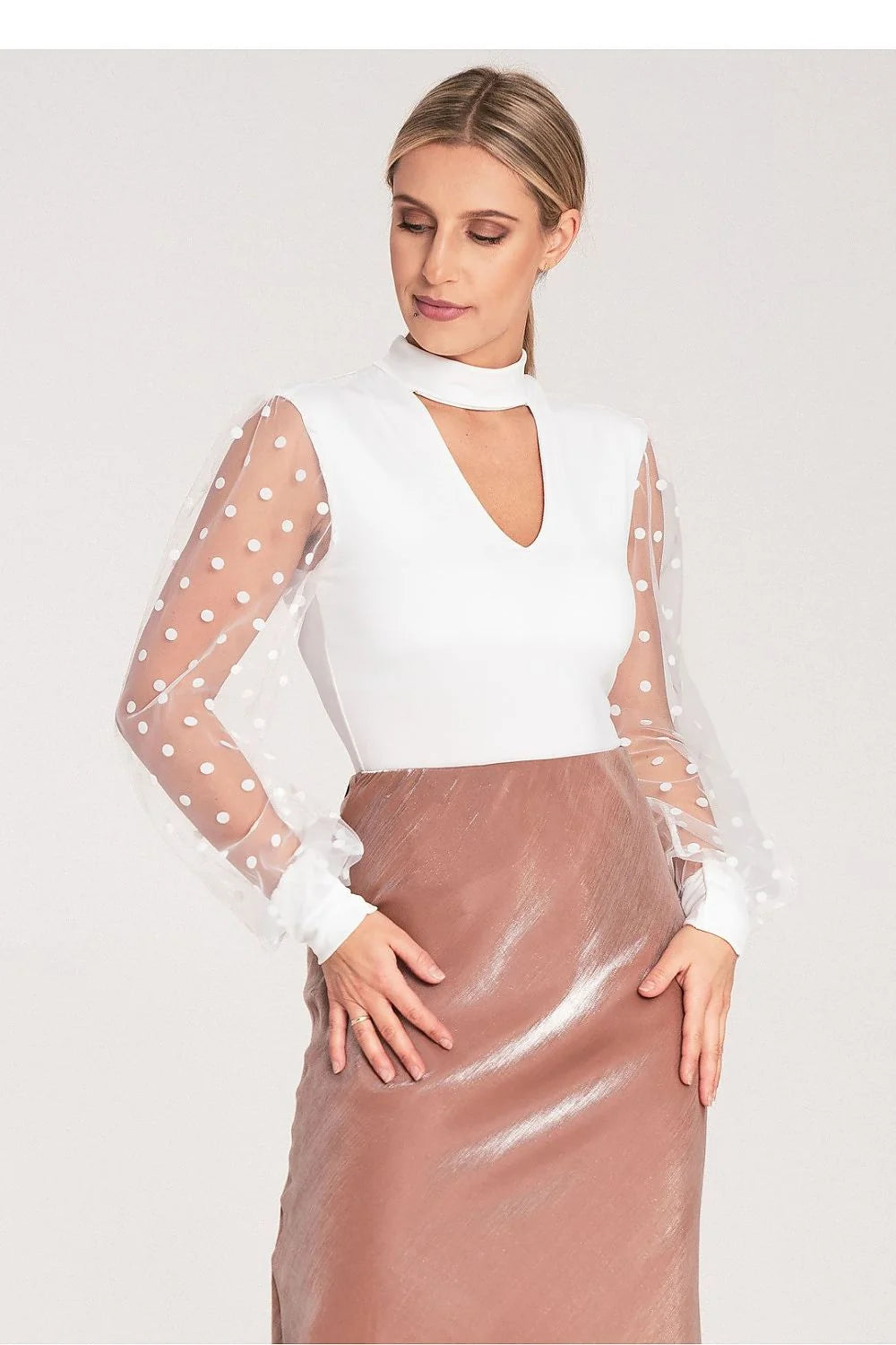 body blouse ajustée blanche col montant découpeV maille stretch opaque silhouette près corps manches longues bouffantes tulle transparent pois blancs