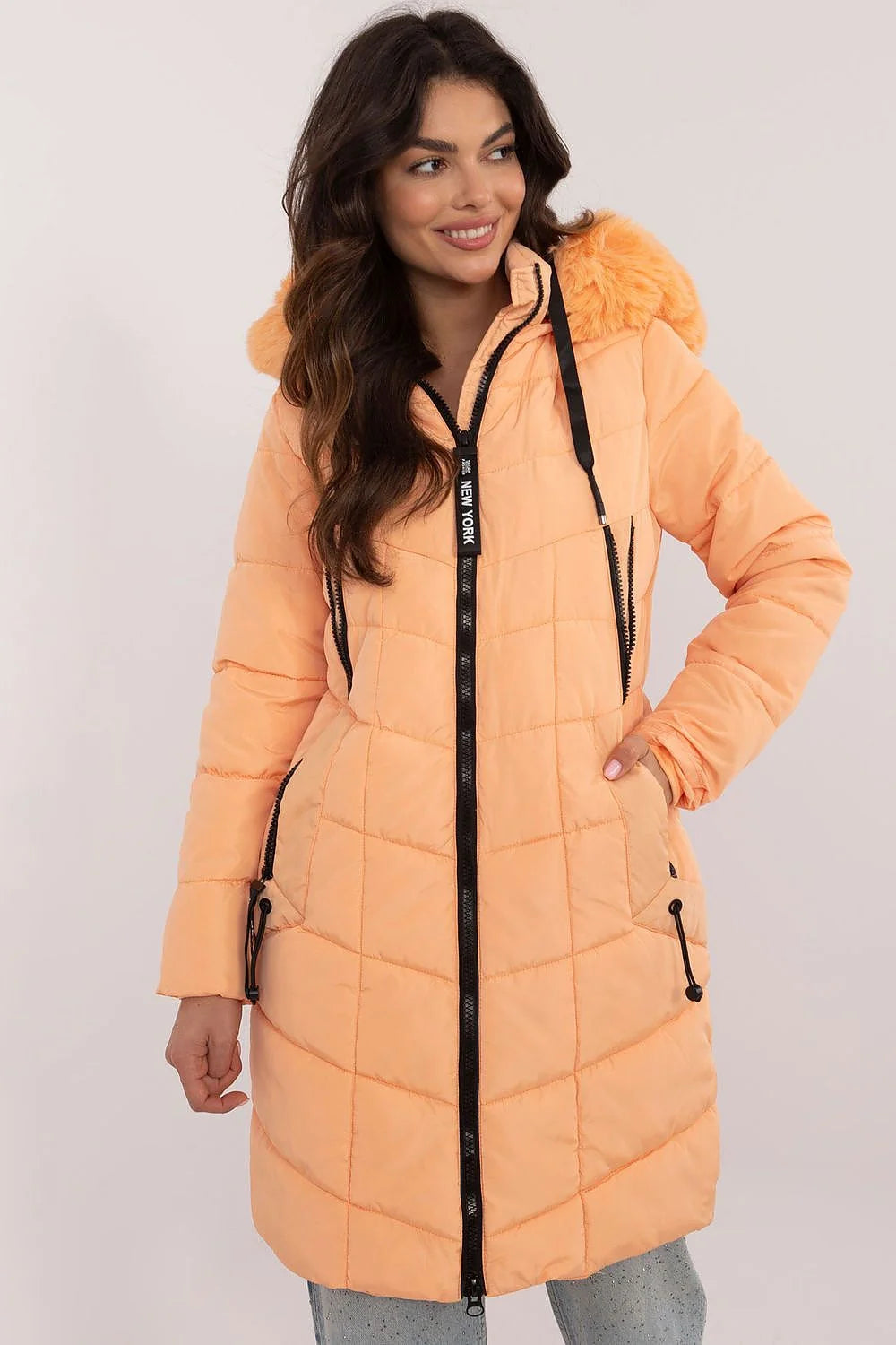 Manteau d'hiver pour femme design contemporain couleur orange pêche matelassé capuche fourrure synthétique fermeture éclair New York