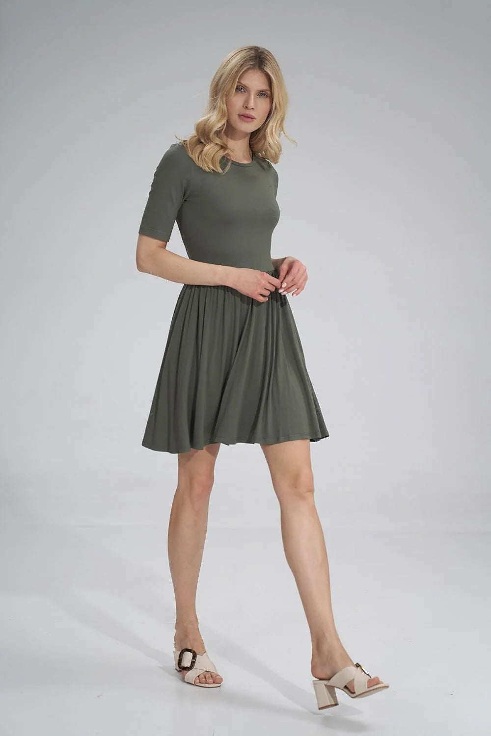 robe jour élégante été manches courtes viscose élasthanne extensible kaki taille marquée coupe évasée jupe froncée longueur genou enfilage facile
