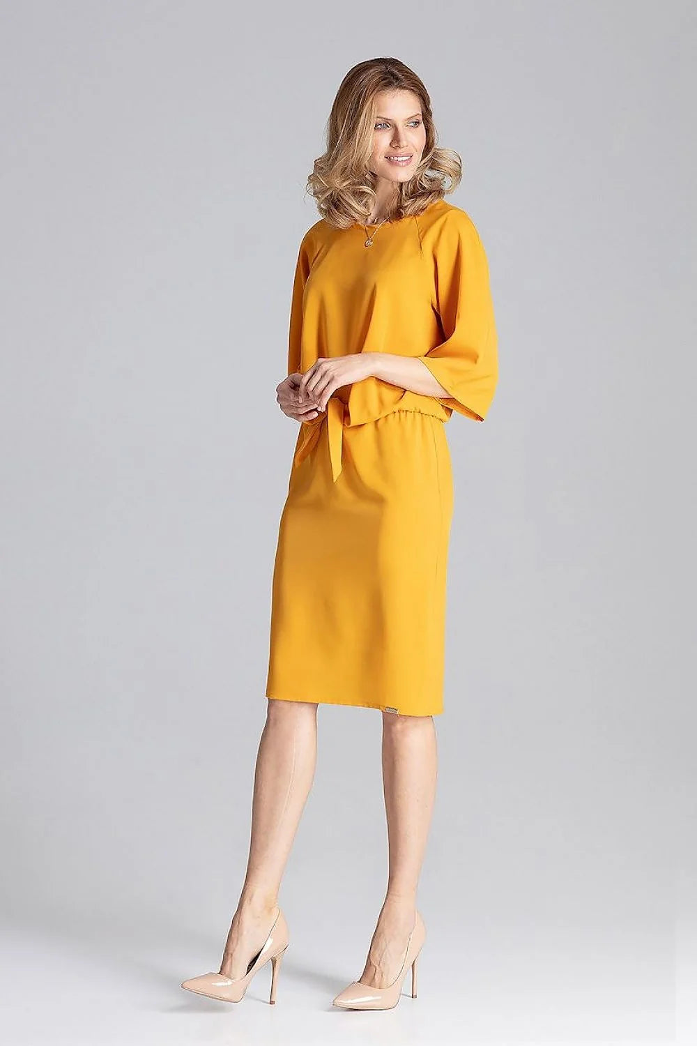 Robe fluide en polyester jaune moutarde élégante avec manches amples et ceinture pour femmes modernes