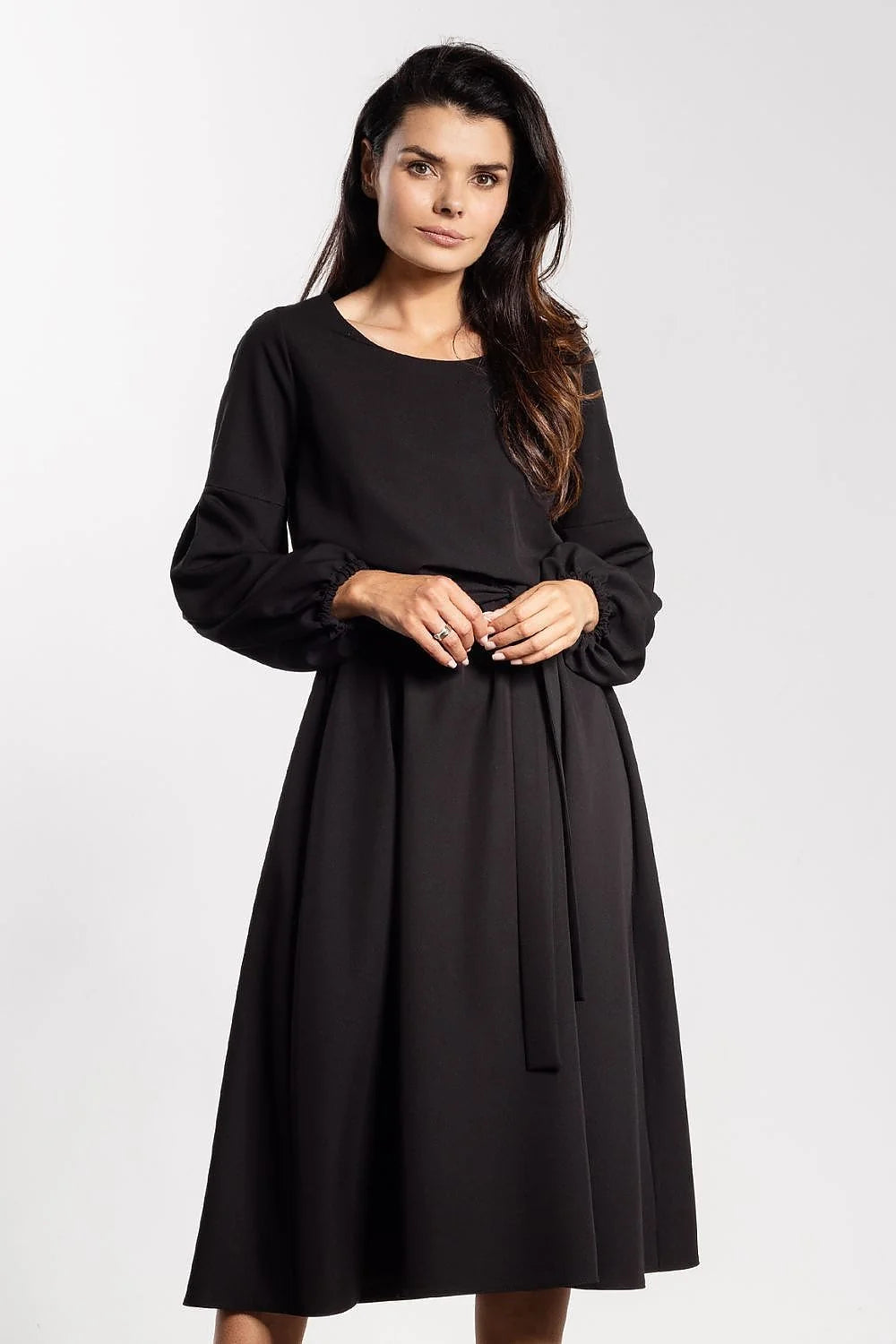 robe midi femme noire coupe évasée taille marquée ceinture nouée manches bouffantes encolure ronde crêpe mat tombé structuré élégant polyvalente