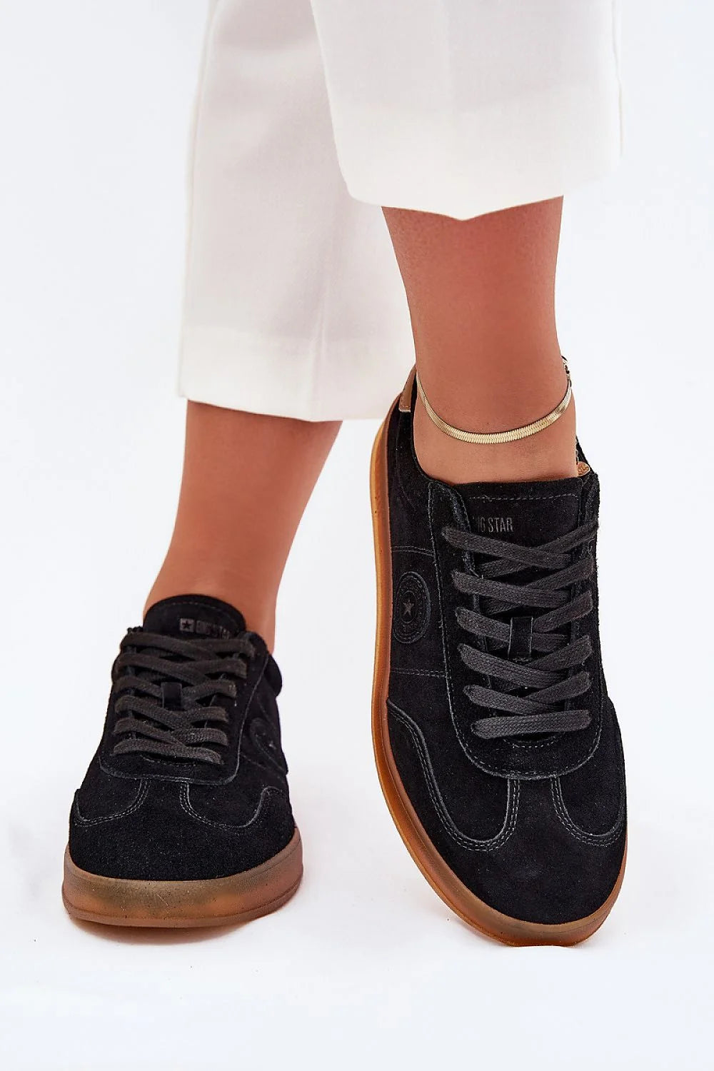Chaussures de sport Step in style, baskets basses pour femmes, design moderne, style sportif, couleur noire, semelle marron, logo discret, tige en suède, lacets assortis, coupe confortable, durabilité exceptionnelle