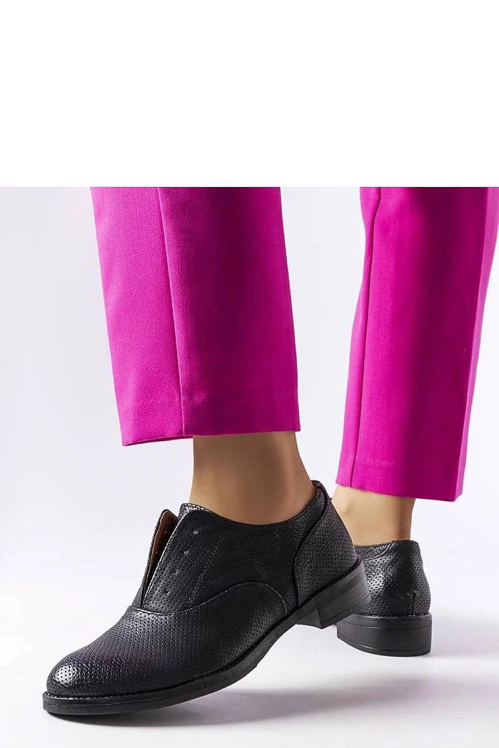 Chaussures basses femmes élégantes modernes cuir perforé noires design Richelieu confortables occasions multiples taille ajustable