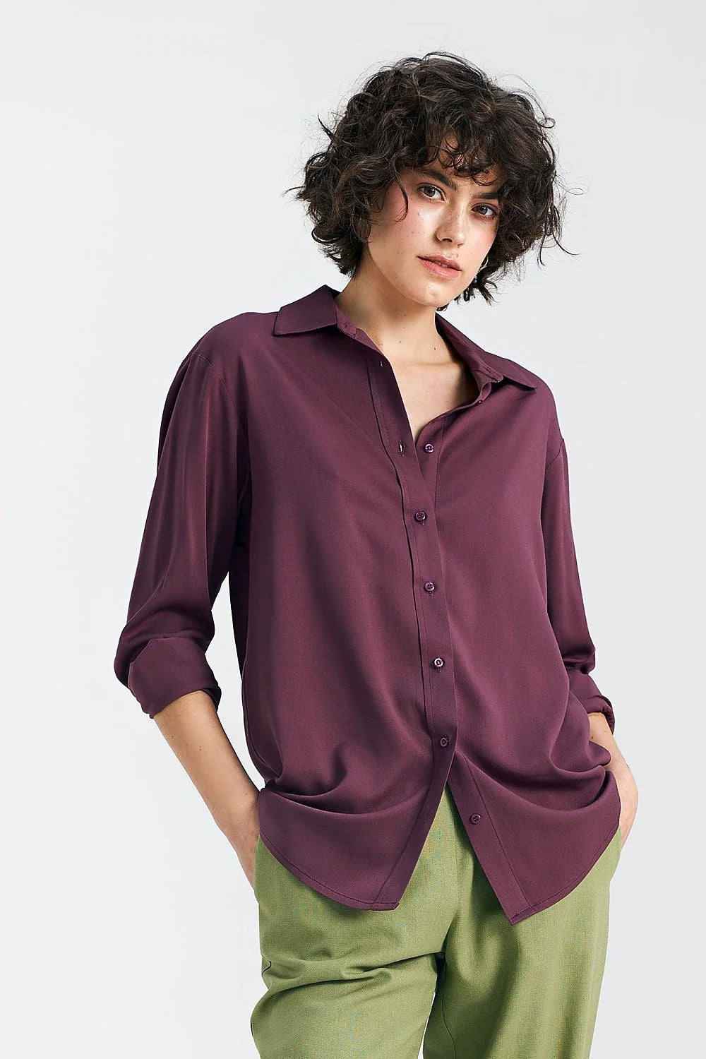 chemise manches longues ample prune viscose fluide col classique revers oversize boutonnée ourlet arrondi dos allongé retroussées troisquarts bureau casual