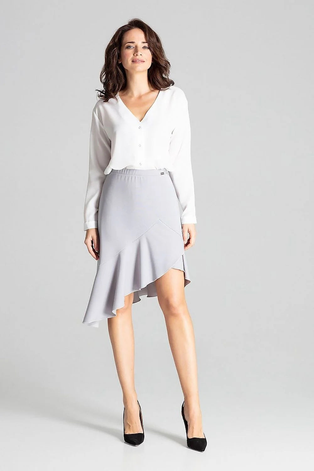 Blouse en polyester blanc et jupe grise asymétrique élégante pour look professionnel féminin chic