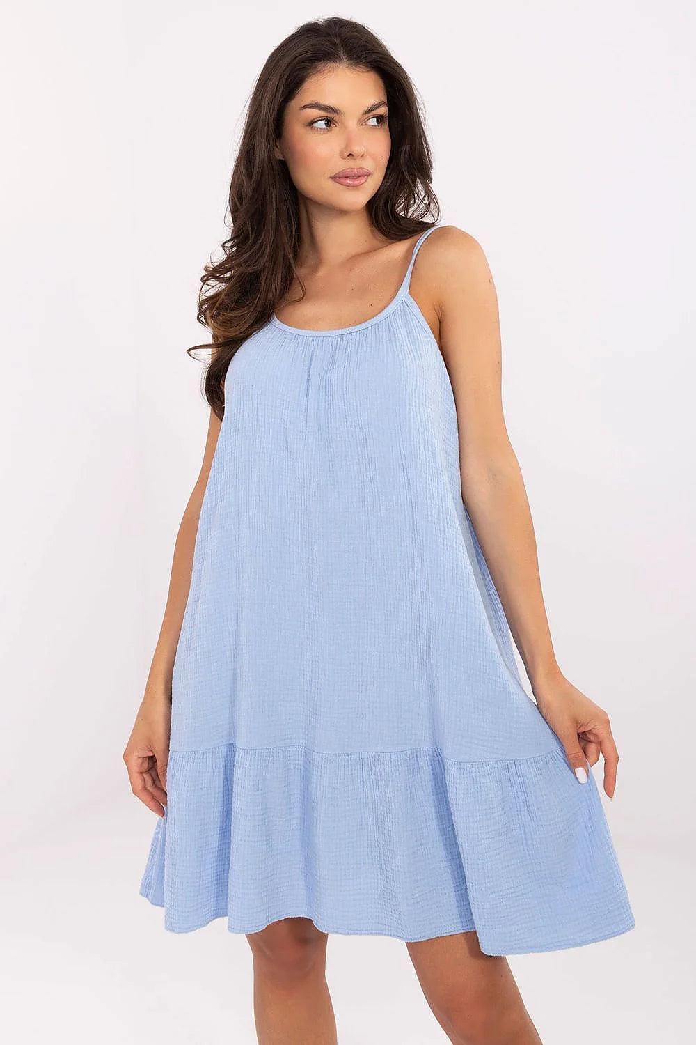 Robe d'été pour femmes style décontracté couleur bleu clair texture gaufrée mousseline de coton bretelles spaghetti volant ourlet genou