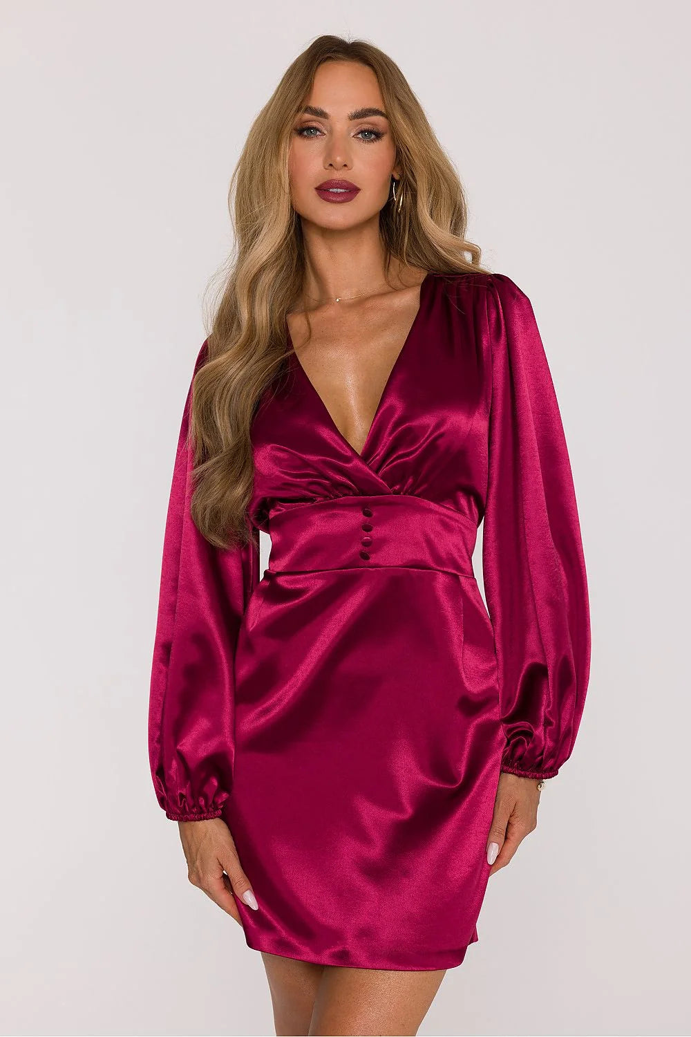 robe mini satin grenat brillant éblouissante féminine élégante cachecoeur décolleté plongeant manches bouffantes poignets élastiqués ceinture boutons recouverts