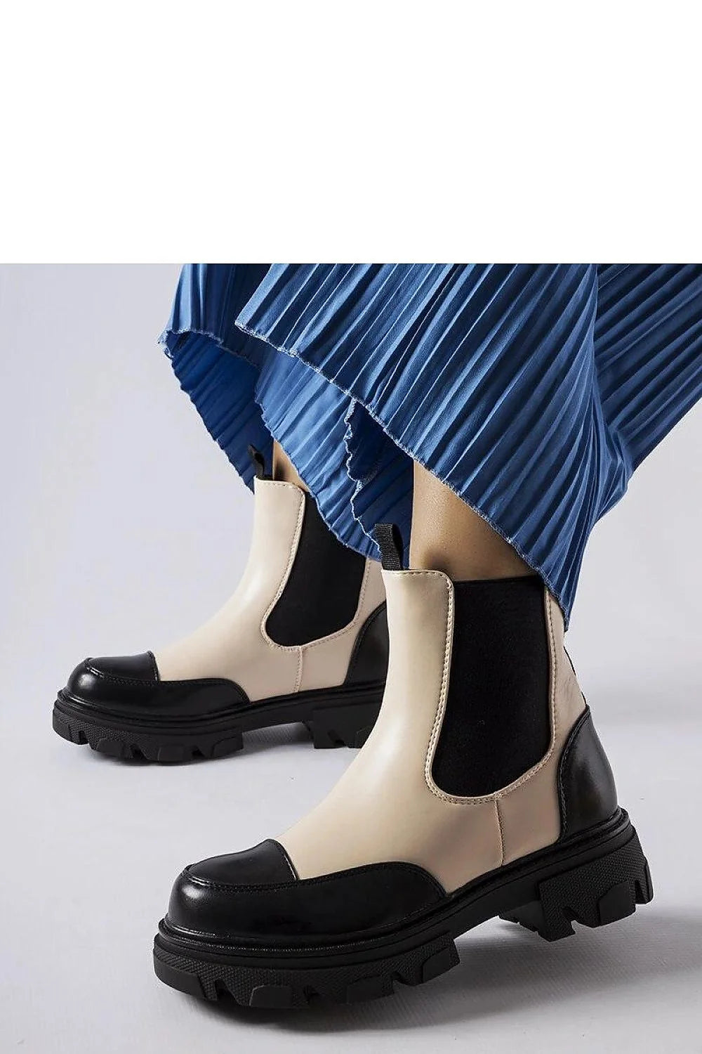Bottines Chelsea audacieuses en cuir/faux-cuir beige/noir, style moderne, confort optimal, résistance aux intempéries, bottes féminines élégantes