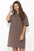 Robe de jour moderne élégante couleur brun terreux coupe droite ample genoux manches courtes encolure ronde finition surjet fente latérale femme