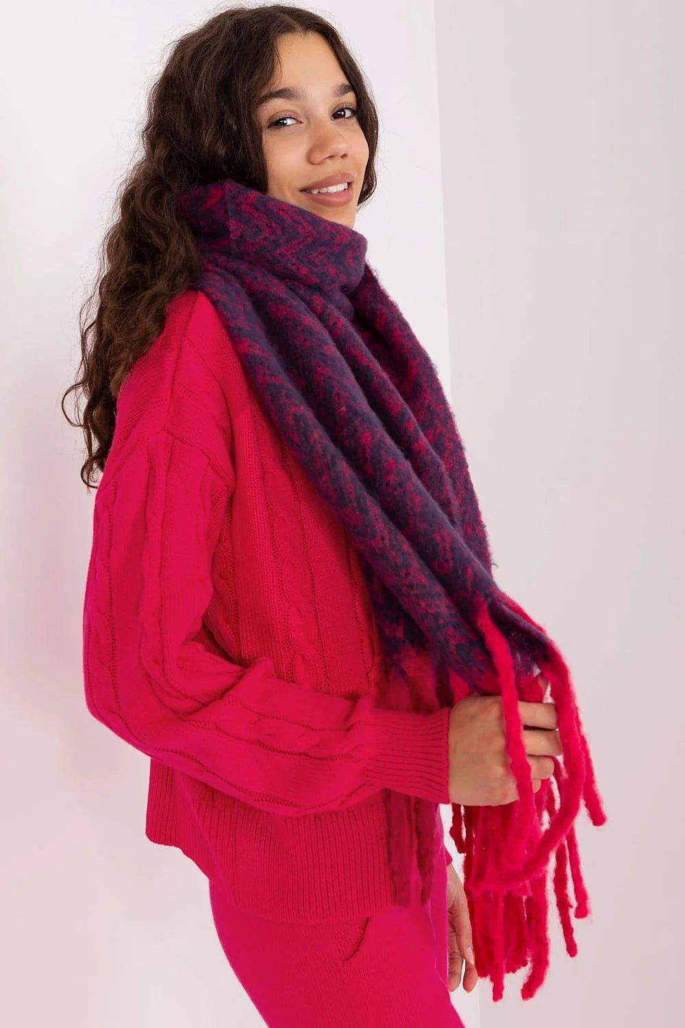 Écharpe féminine moderne motif chevron violet fuchsia franges longues polyester durable accessoire automne hiver
