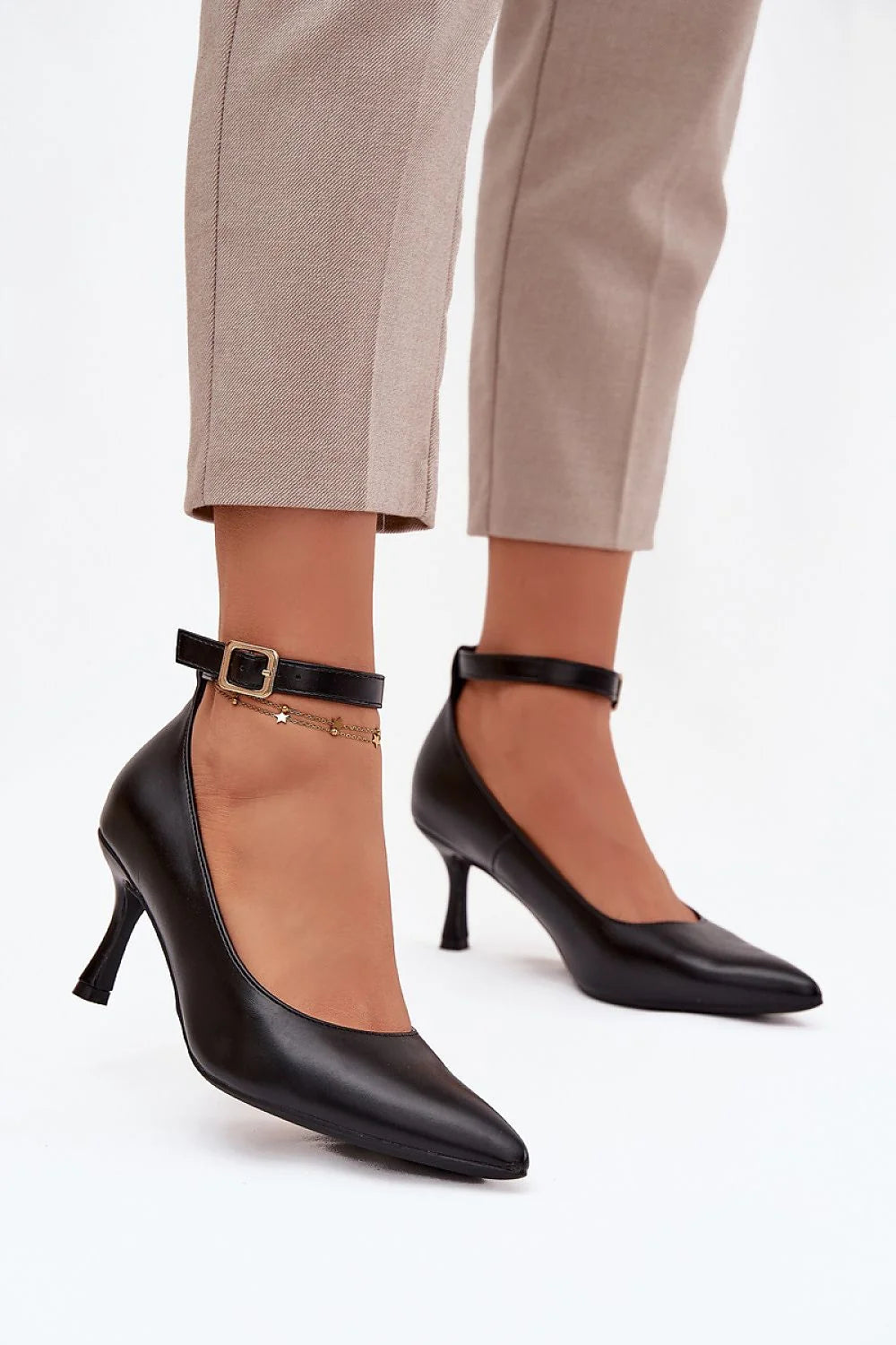 escarpins femme cuir écologique noir bout pointu bride cheville boucle dorée talon mince sept centimètres élégant bureau soirée silhouette élancée