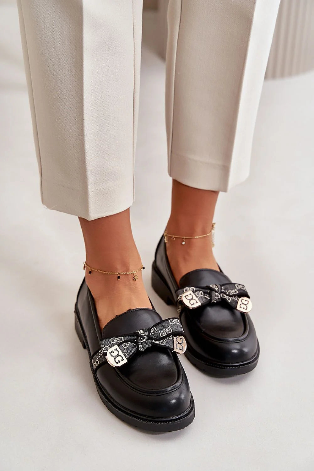 mocassins femmes similicuir noir élégants intemporel confortables nœud métallisé doré motifs contrastés talon bas semelle crantée