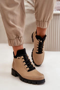 Bottines Jezzi modernes pour femme en cuir artificiel beige, style casual urbain, talon plat, lacets noirs dorés, fabrication de qualité