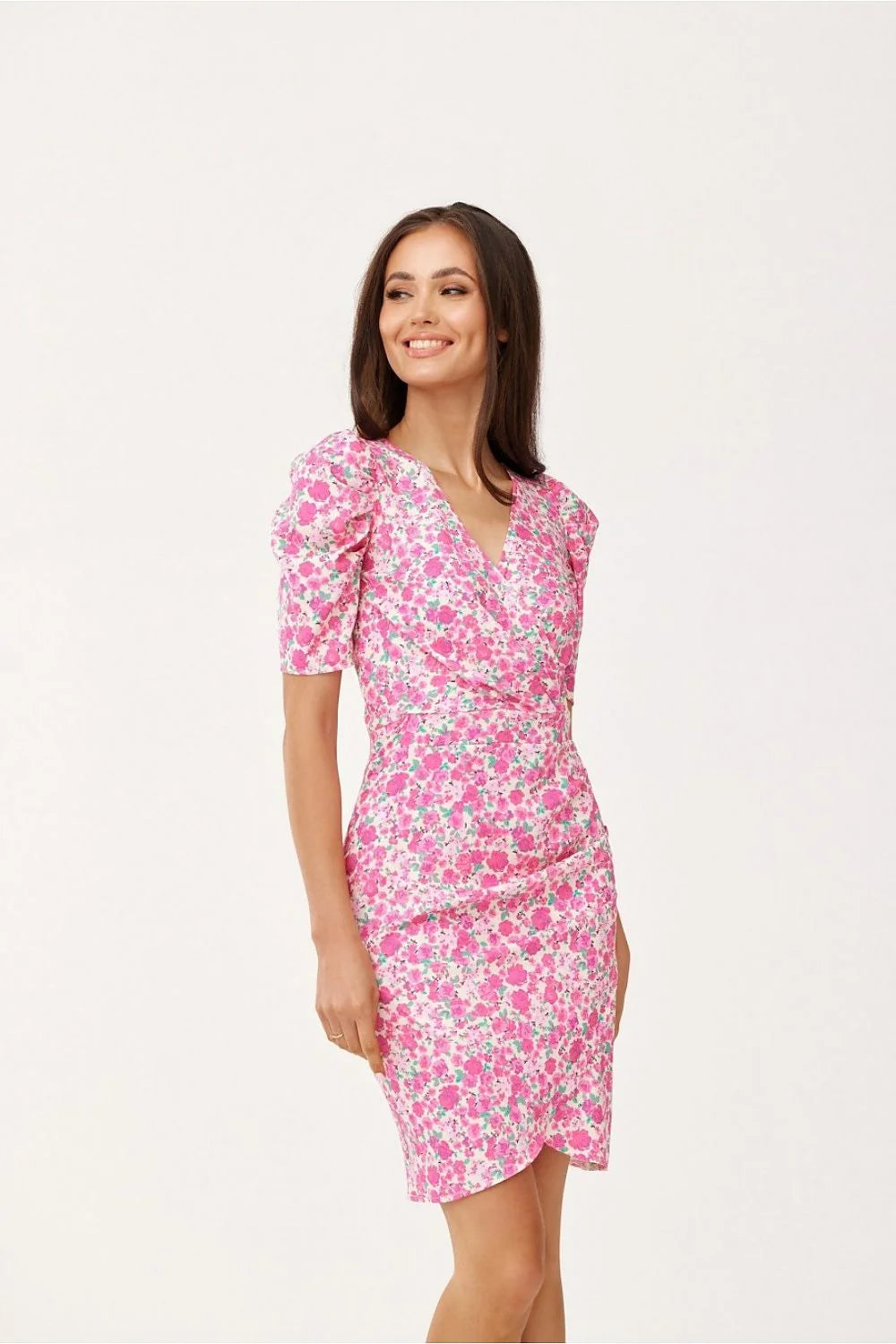 robe cocktail courte femme fourreau cachecoeur imprimé floral rose manches ballon décolleté V taille marquée jupe portefeuille ourlet tulipe asymétrique