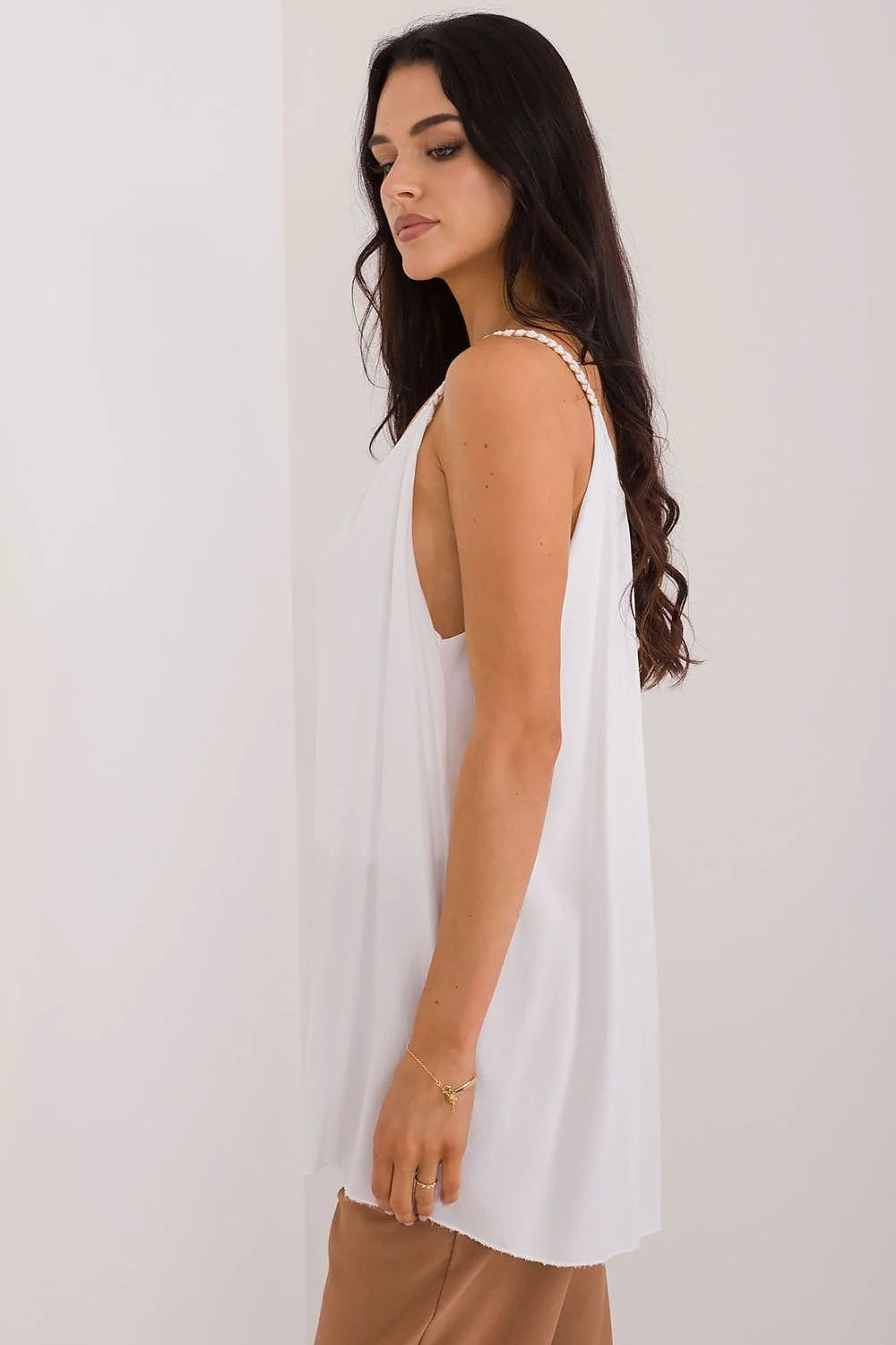 Top Och Bella féminin style décontracté tissu fluide en viscose encolure profonde U bretelles fines tressées couleur blanche pur lumineuse occasion estivale printanière femme