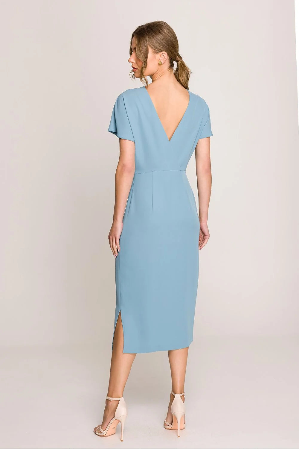 robe midi droite ajustée bleu pastel poudrée fluide légère manches courtes évasées encolure ronde minimaliste intemporelle