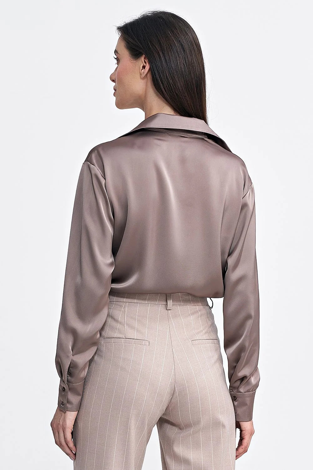 Chemise femme élégante couleur taupe tissu satiné manches longues boutons classiques coupe ajustée style intemporel