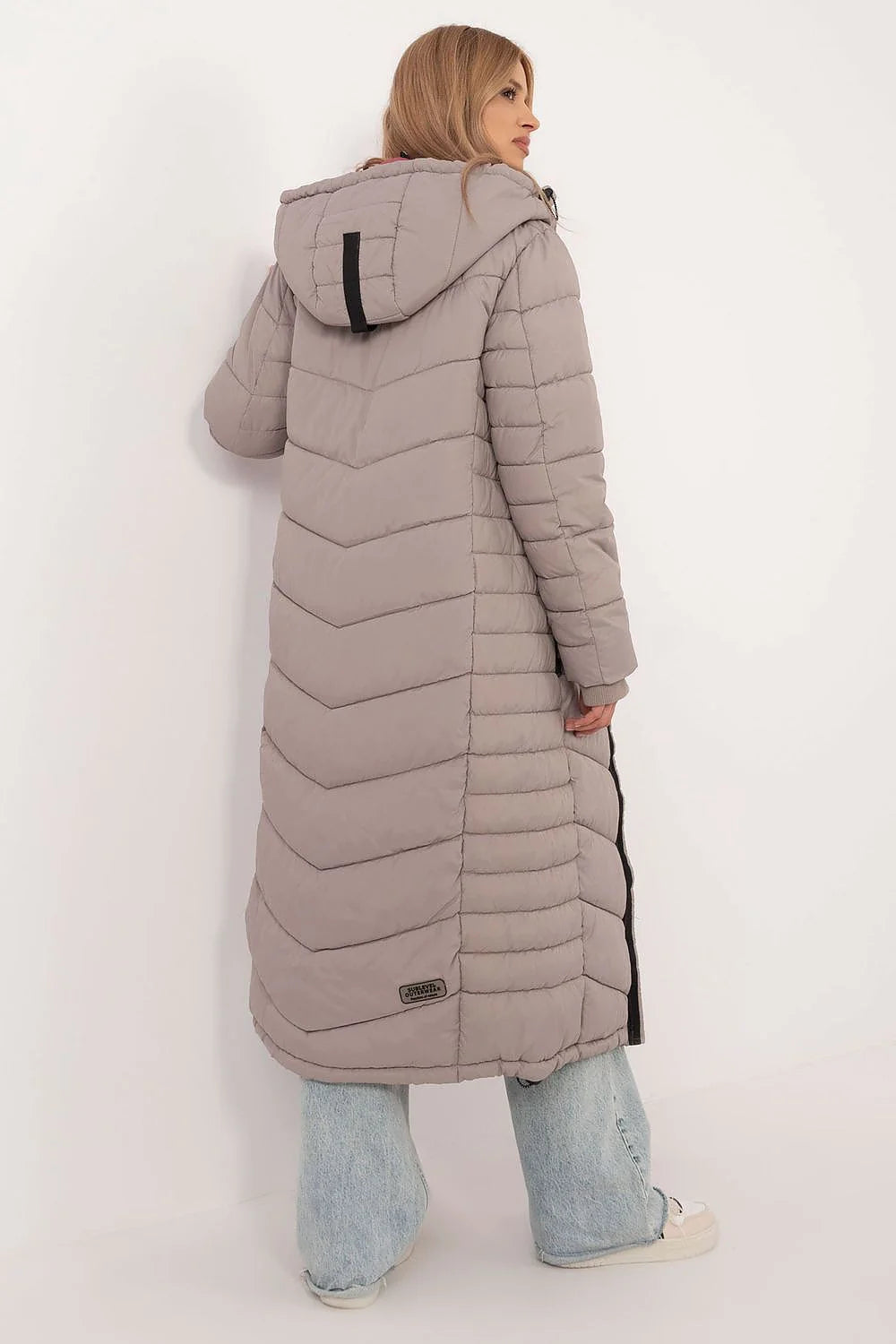 Veste matelassée longue pour femme en polyester, gris taupe, coupe ajustée, capuche, fermeture éclair, poches zippées, style moderne, hiver 2023