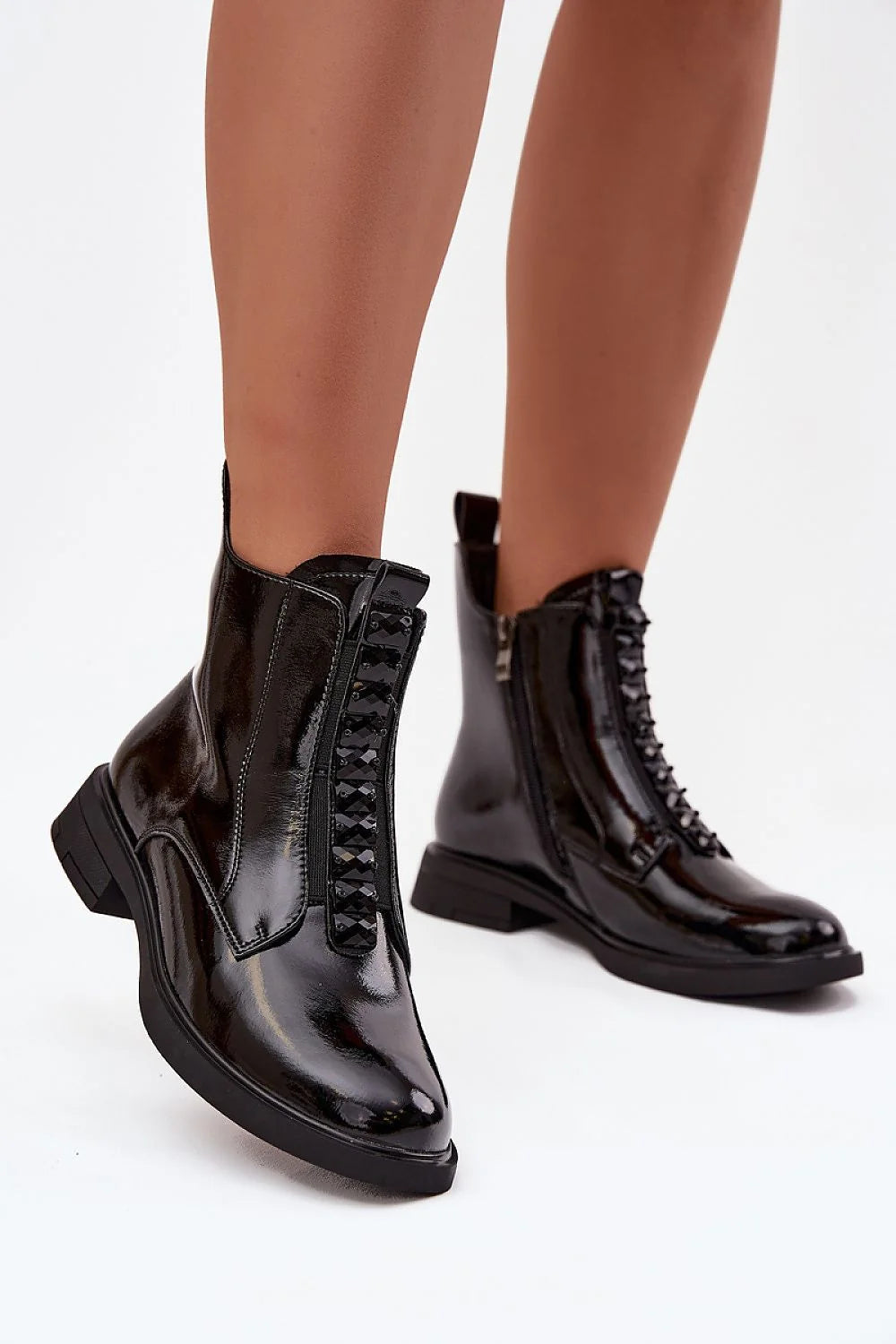 bottines femme cuir verni noir biker chic cheville talon bloc bas semelle épaisse caoutchouc fermeture éclair latérale clous pyramidaux brillant