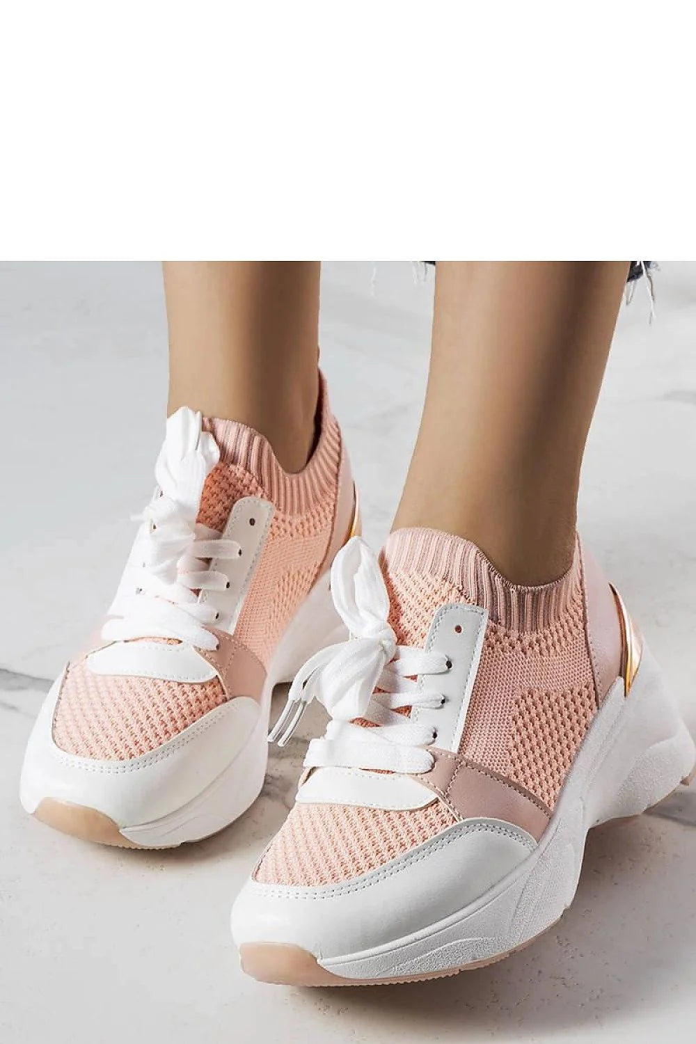 Baskets Solea femmes style moderne sportif maille respirante couleur rose pâle blanc beige semelle épaisse amorti confortable lacets élastiques ajustables bande métallique dorée