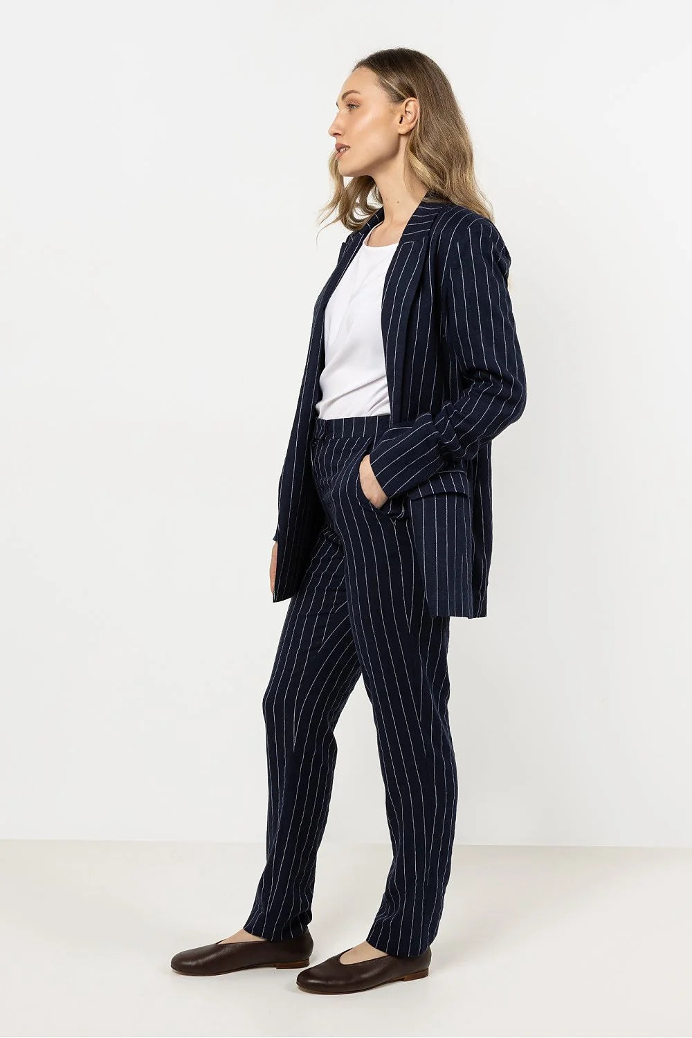 Pantalon femme awama en lin rayé bleu marine blanche coupe fuselée élégant confort tout-terrain style moderne