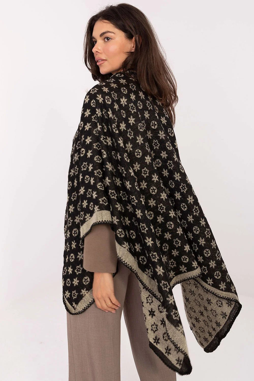 poncho réversible jacquard maille noir beige motifs étoiles oversize drapé ouverture avant tricot chaud acrylique confortable bohème chic superposer