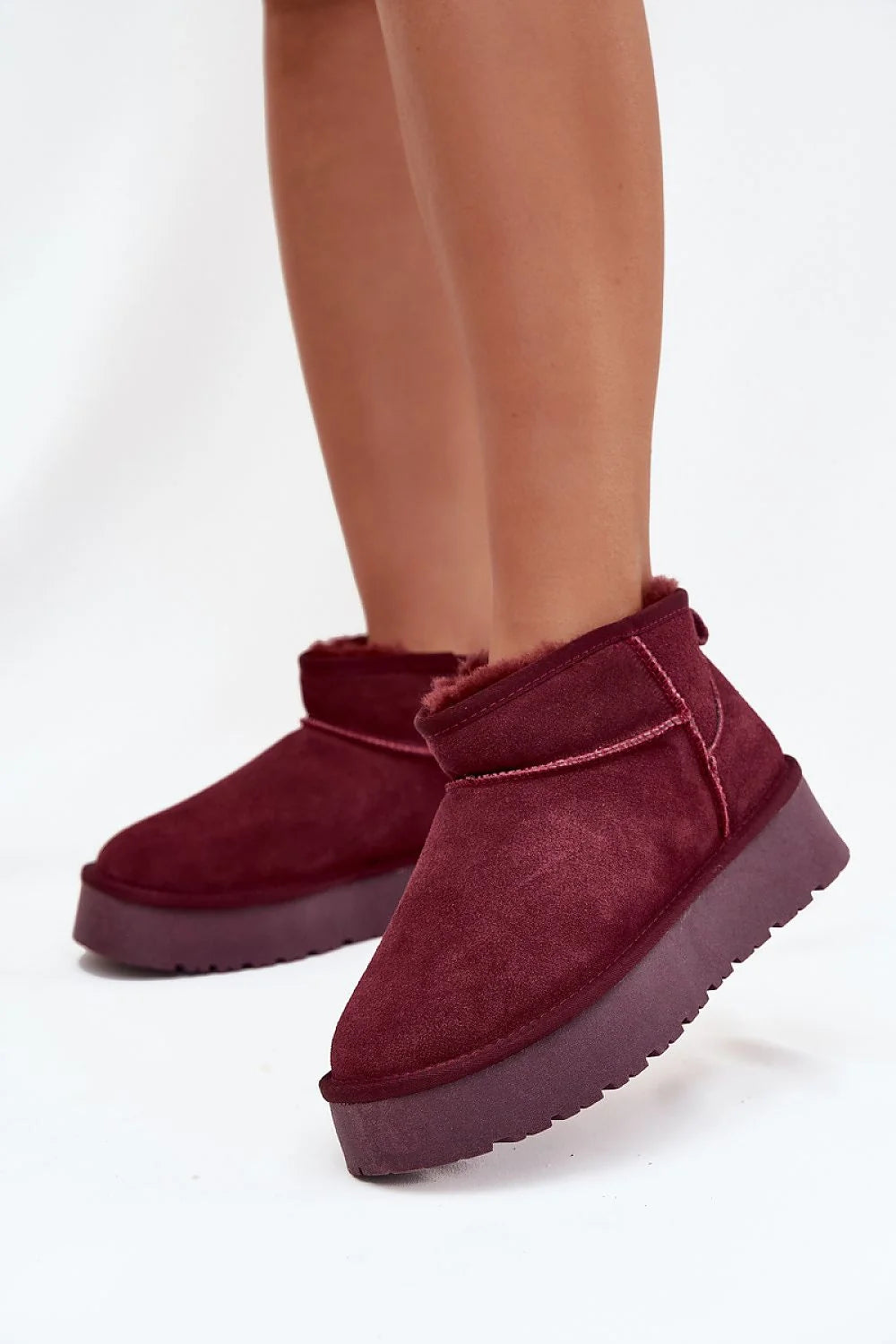 bottines femme hivernales suède bordeaux profondes bout rond coutures apparentes fourrées chaudes plateforme massive crantée caoutchouc légères languette arrière