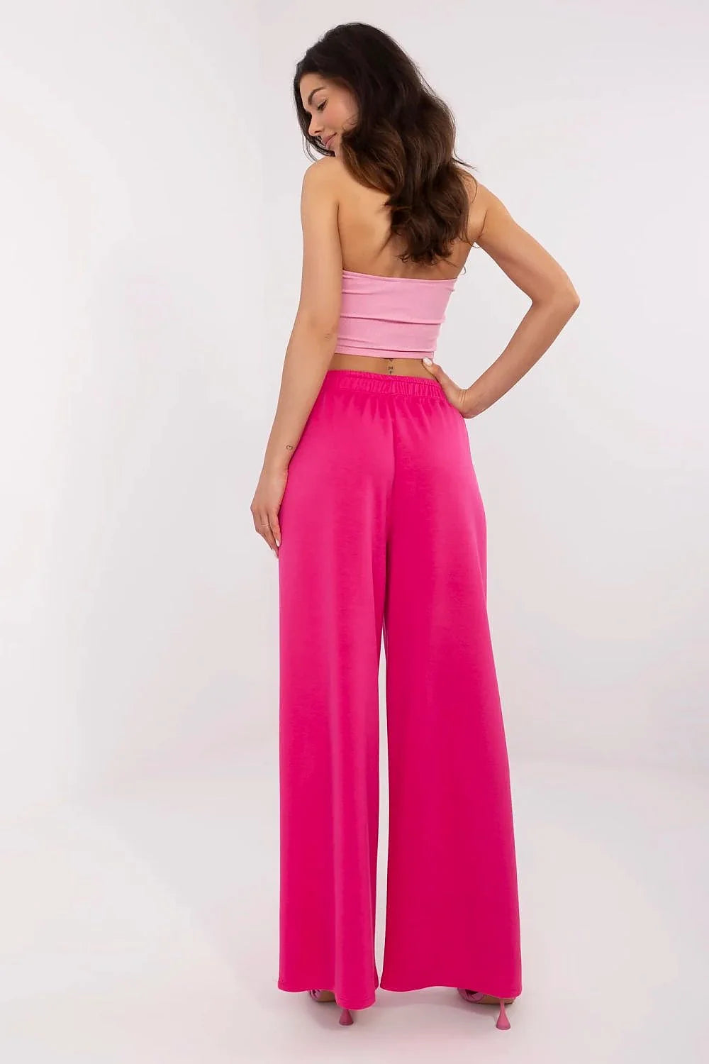 Tenue deux pièces mode féminine haut bandeau maille côtelée rose pastel pantalon large tissu fluide rose vif femme occasion décontractée été