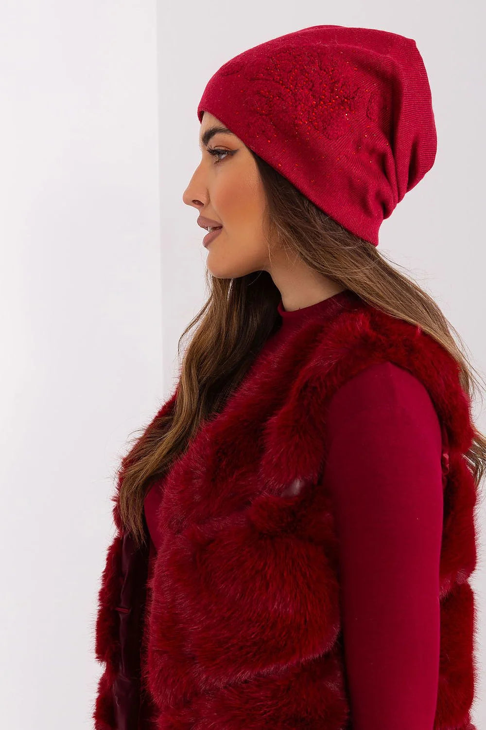 Bonnet et gilet en cachemire acrylique pour femme, style moderne floral rouge profond, texture pelucheuse et finitions soignées