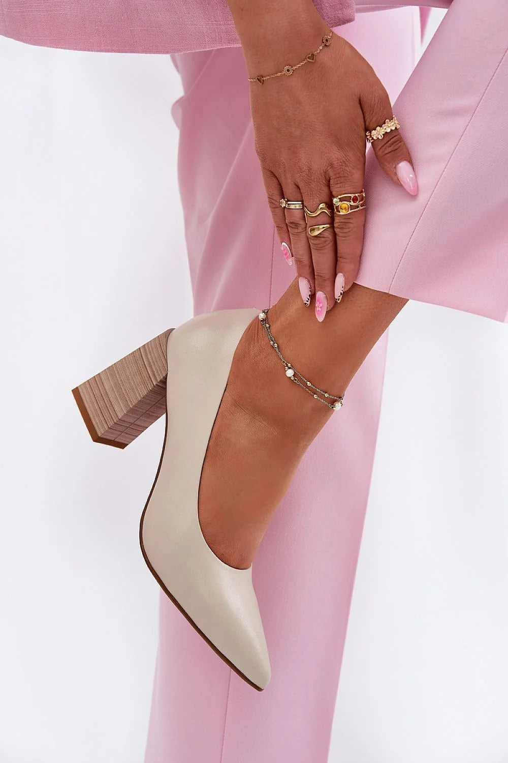 escarpins femme beige cuir naturel bout pointu talon bloc moyen empilé effet bois bracelet cheville dorée