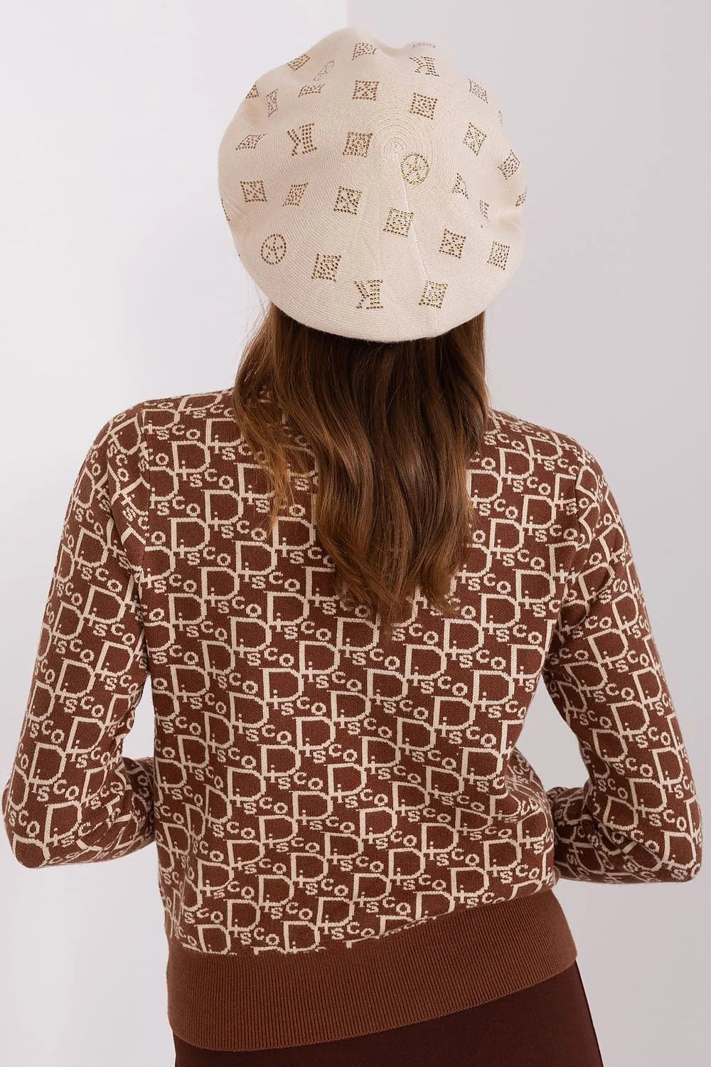 Pull tricot femme motifs lettres formes géométriques couleurs contrastées brunes claires beige coton cashmere beret bijoux dorés style moderne vintage casual semi-formel
