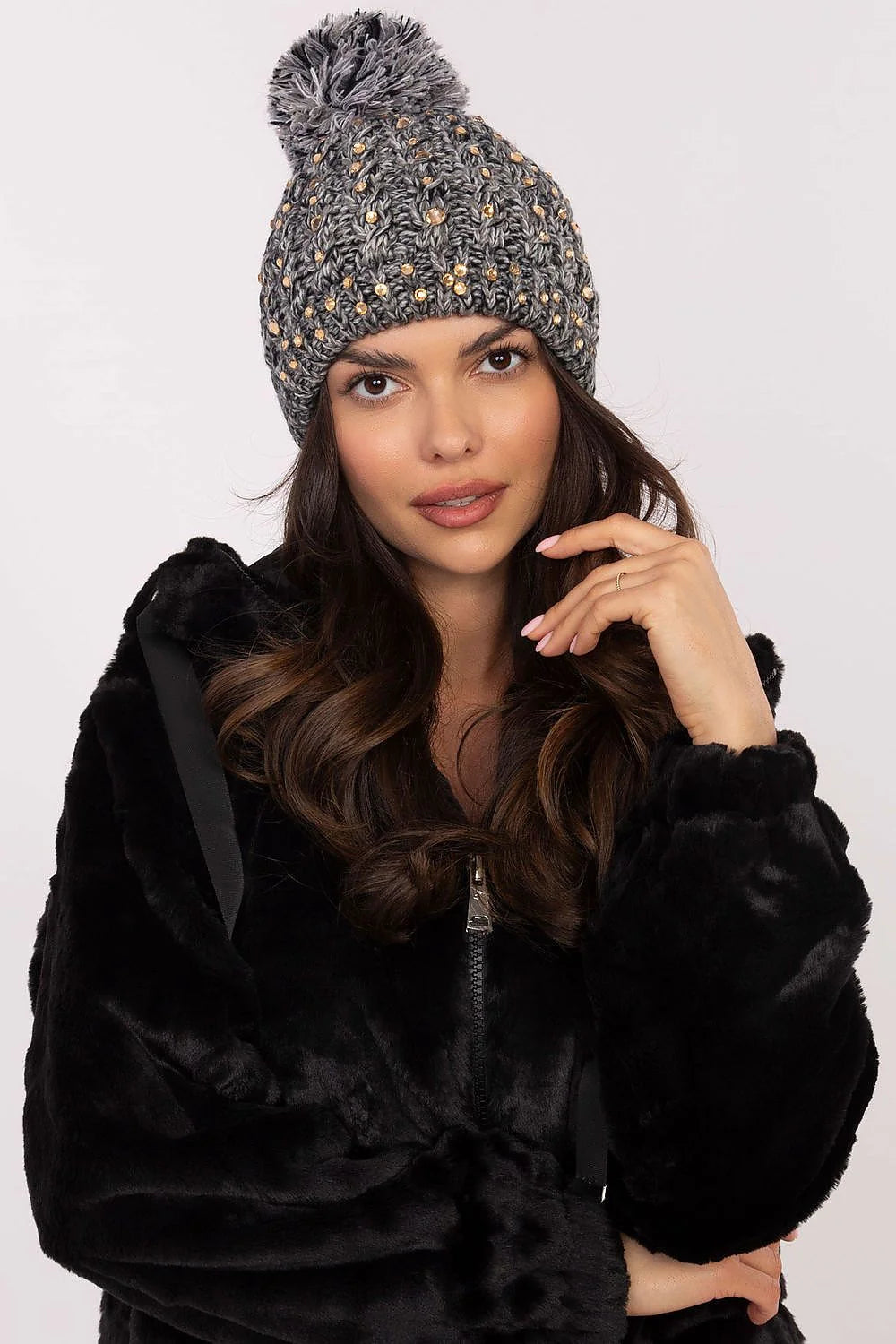 ensemble hivernal chic bonnet grosse maille gris chiné pompon strass dorés laine mélangée veste fausse fourrure noire coupe ample décontractée