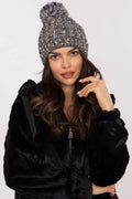 ensemble hivernal chic bonnet grosse maille gris chiné pompon strass dorés laine mélangée veste fausse fourrure noire coupe ample décontractée