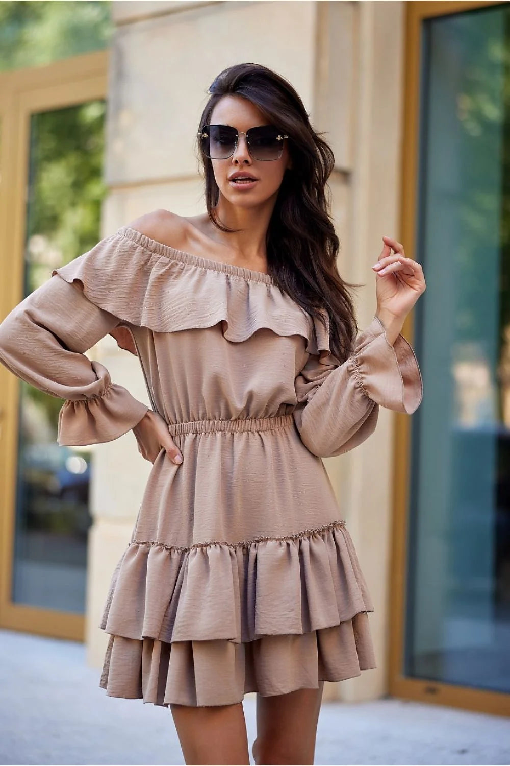Robe de jour élégante coupe évasée encolure Bardot manches longues volants beige clair femme