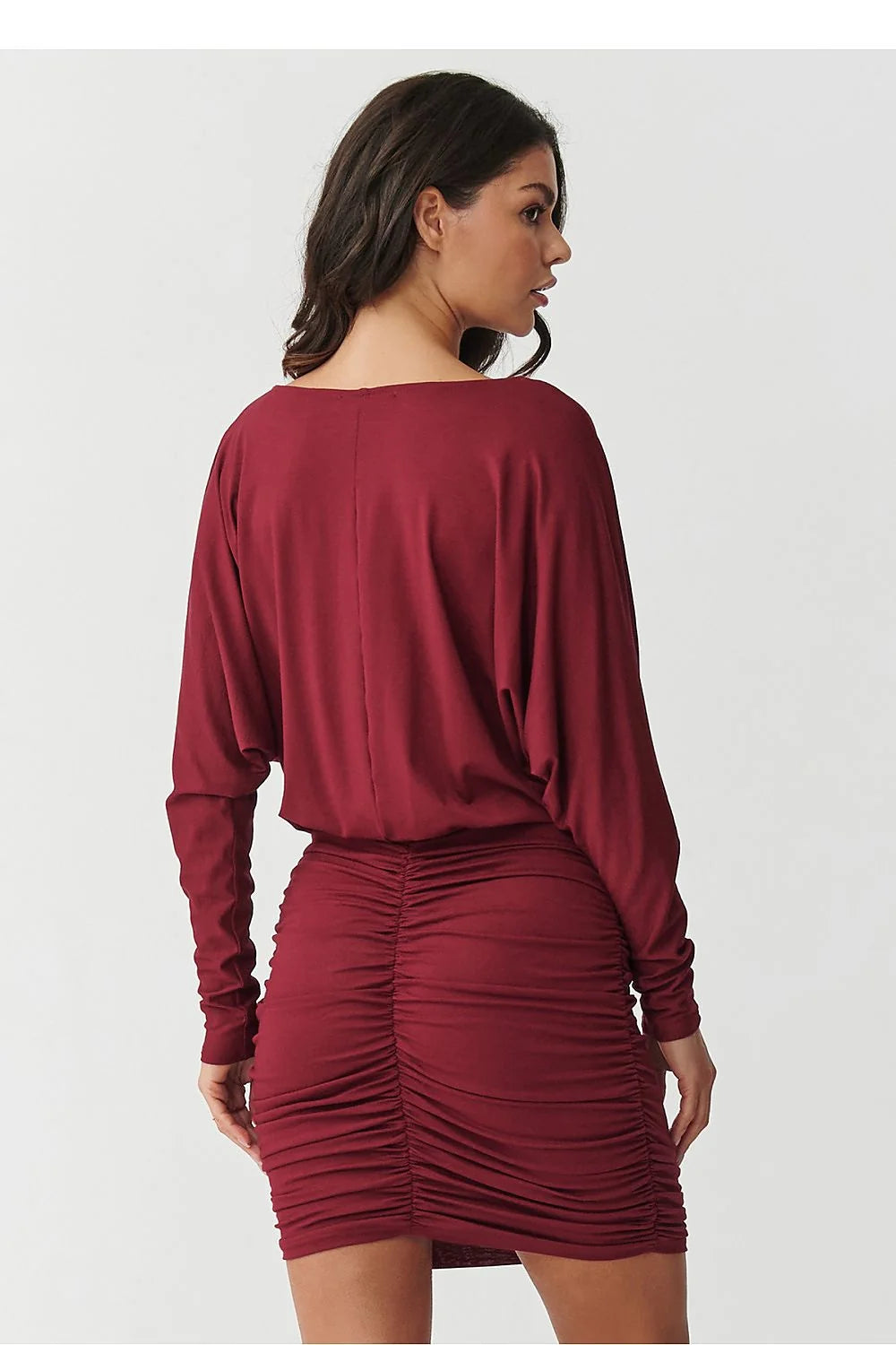 robe mini moulante bordeaux fronces latérales taille haute coupe blouson encolure bateau manches longues jersey extensible drapé maintien sculptant soirée