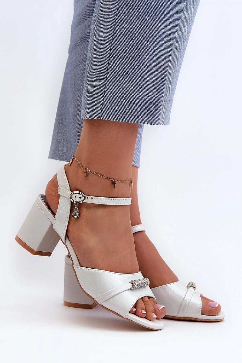 sandales vinceza élégantes talons blocs argenté satiné bride cheville ajustable strass pendentifs dorés bout ouvert confortables semelle caoutchouc stables