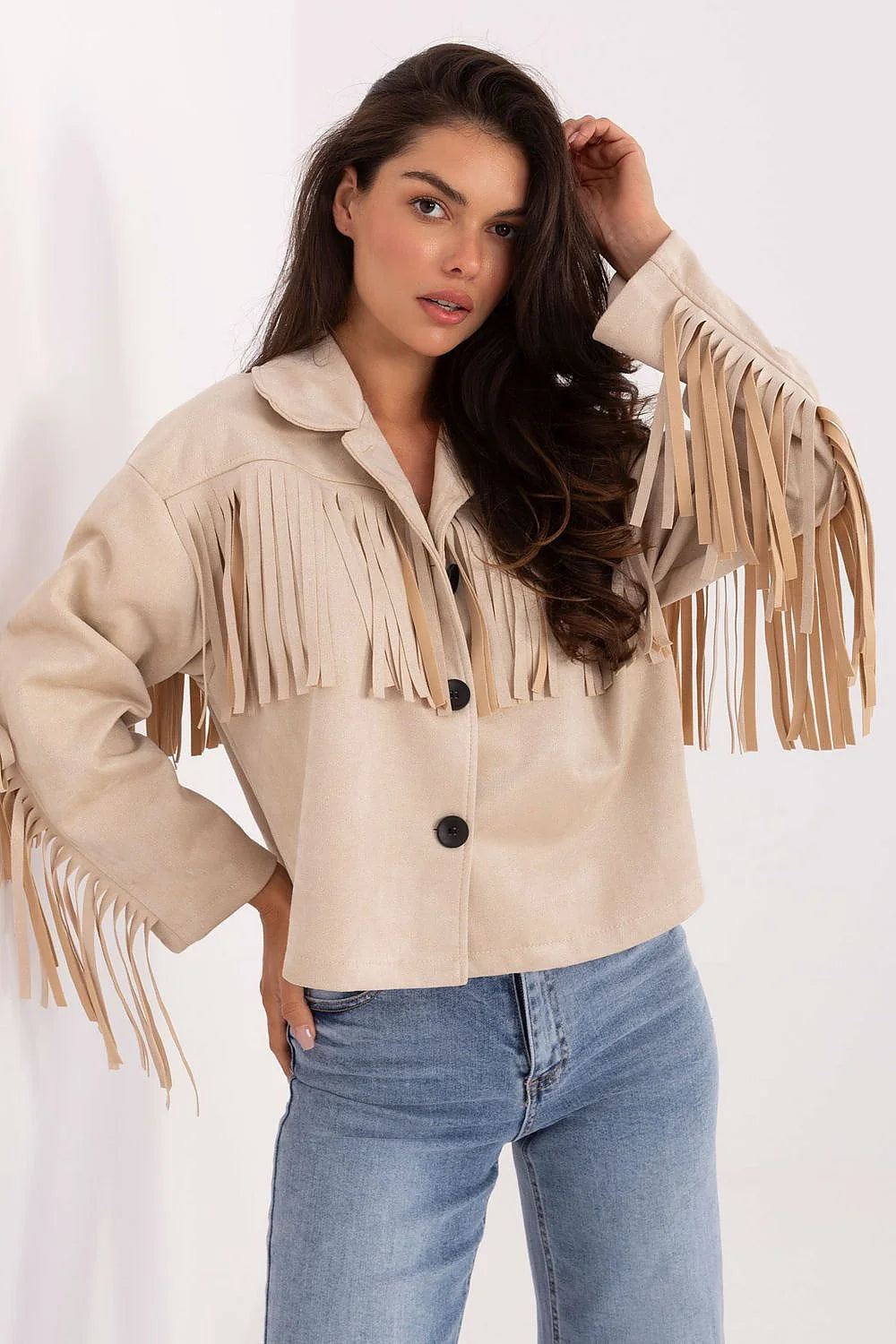 veste femme courte suédine beige franges manches poitrine dos longues coupe boxy col chemise boutons contrastants noirs faux suède doux