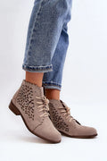 Bottines féminines en suède taupe laser découpé floral bout rond 9cm hauteur tige moderne occasion quotidienne et soirée