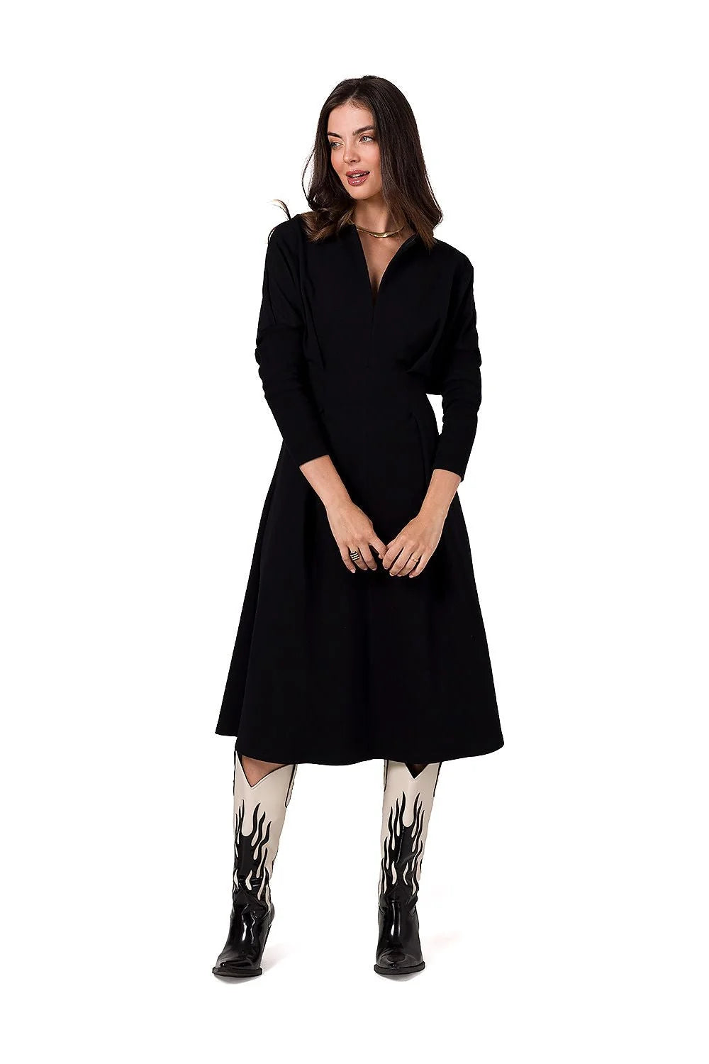 Robe de jour élégante pour femme en maille douce, noire, style minimaliste, manches longues, encolure V, taille cintrée, longueur midi, conçue en Pologne