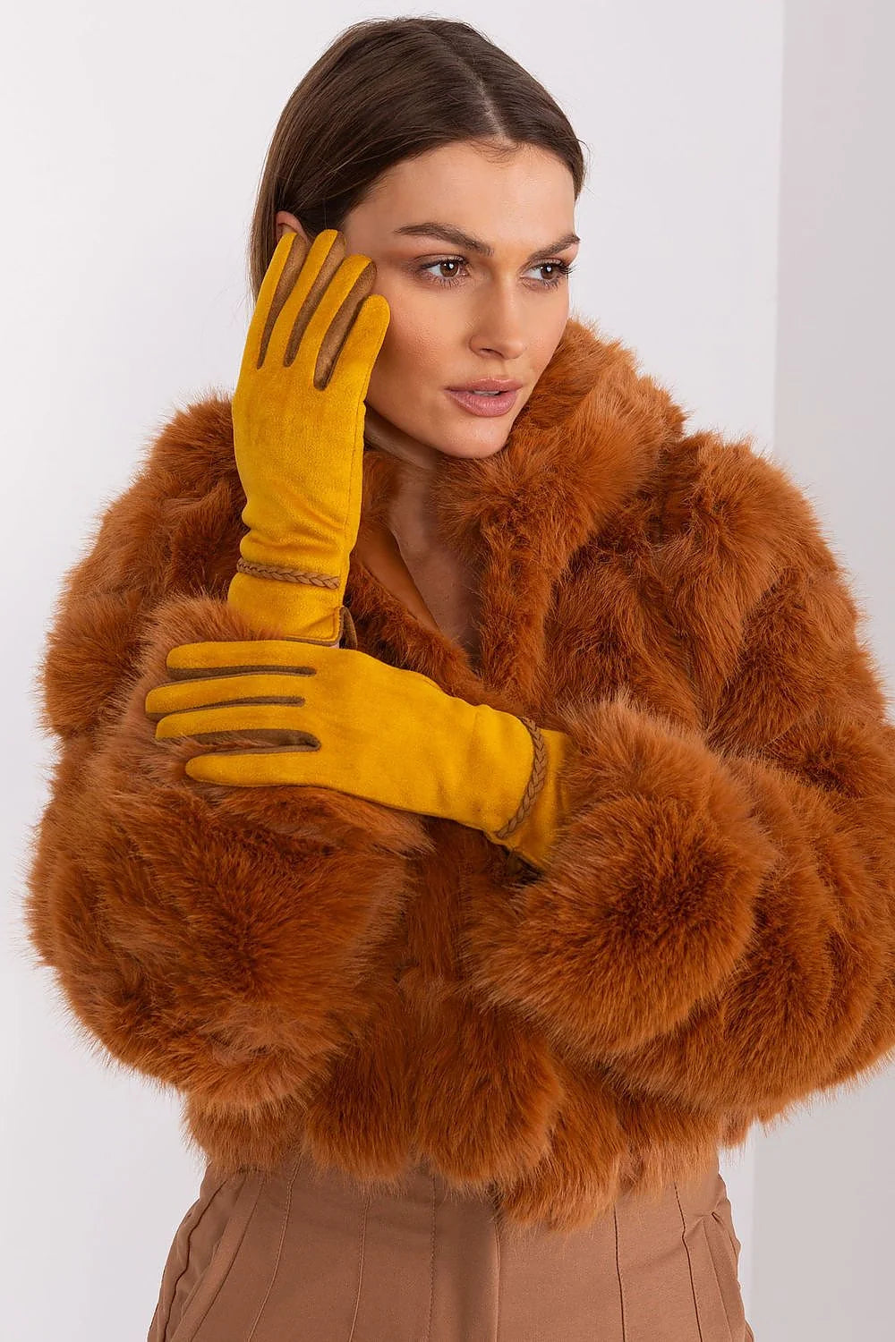 Ensemble hiver élégant pour femme veste fourrure imitation gants suédine jaune moutarde coupe ample design sophistiqué