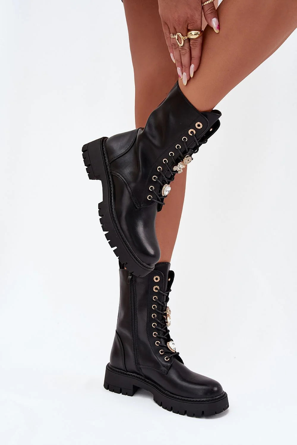 bottines femme similicuir noir mi mollet lacets oeillets fermeture eclair doublure fourrure synthetique semelle crantee bout rond charms ourson coeur