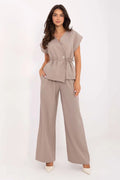 ensemble tailleur pantalon palazzo taille haute gilet cache coeur ceinture nouée manches courtes kimono poches latérales tissu fluide taupe