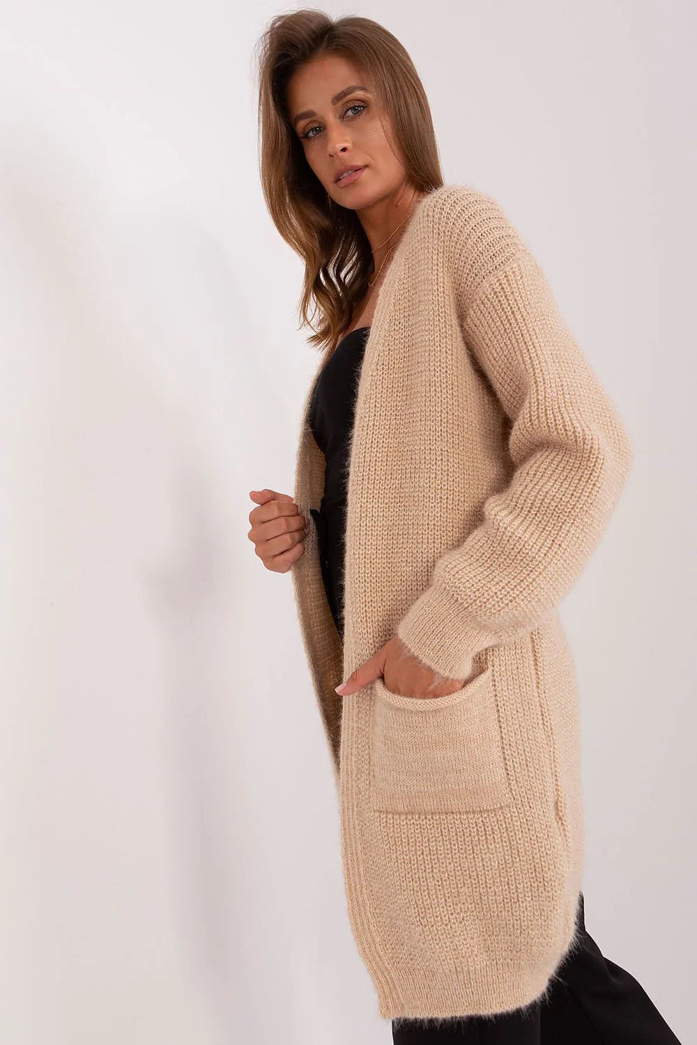 Cardigan long pour femmes style décontracté élégant coupe ouverte manches longues poches latérales matière douce coloris beige neutre occasion多种