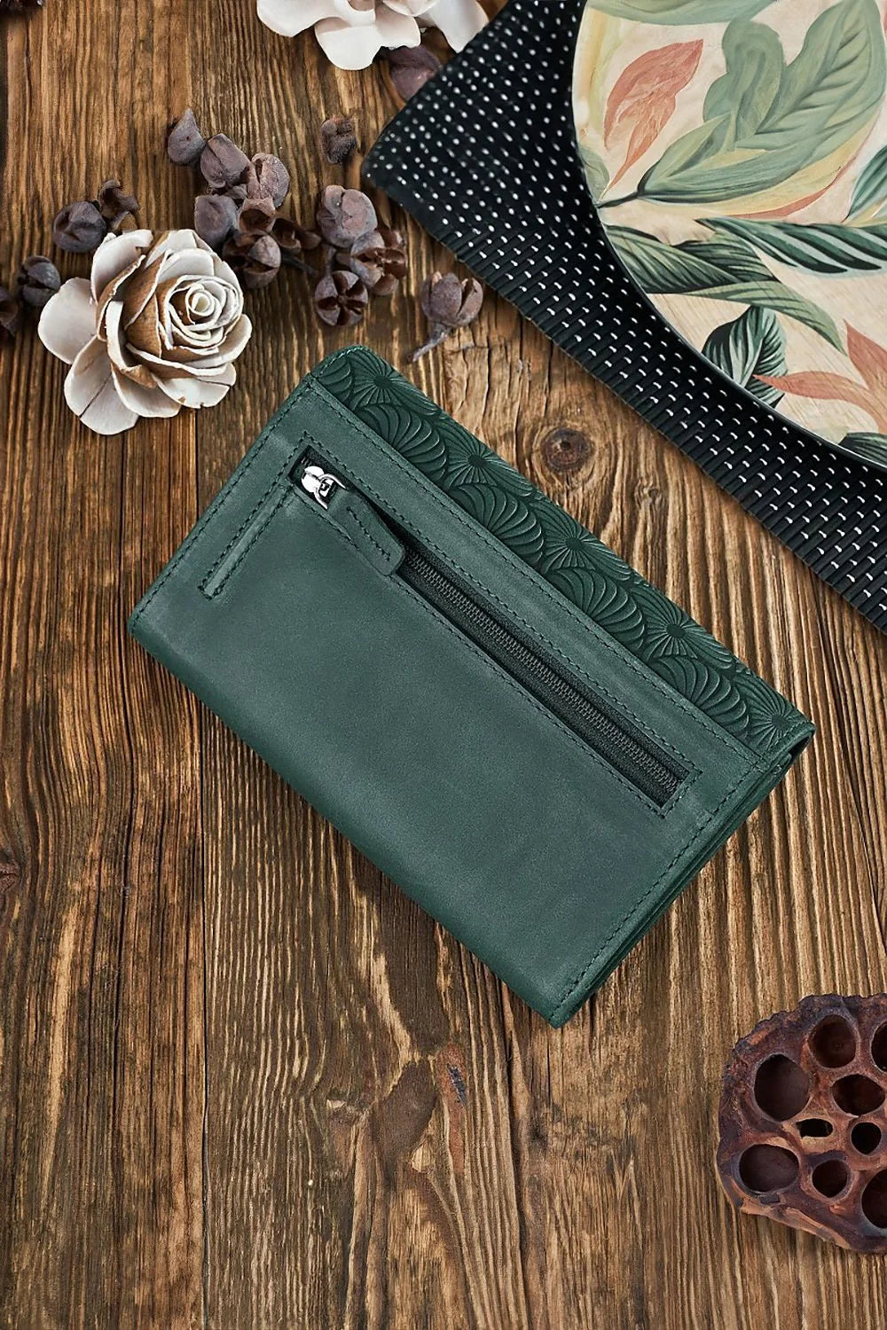 portefeuille femme cuir synthétique vert foncé embossé floral géométrique compact rectangulaire pliable élégant sophistiqué durable coutures soignées huit fentes zippé