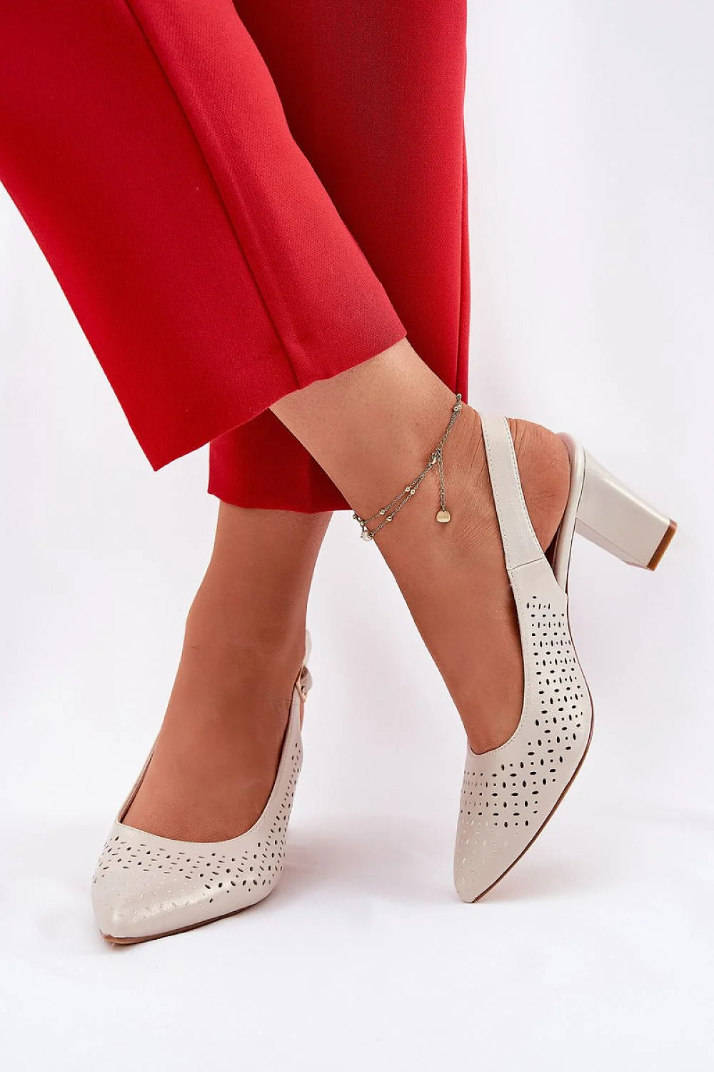Sandales élégantes pour femmes à talon carré simili cuir beige perforé ajustables occasionnels robes jupes